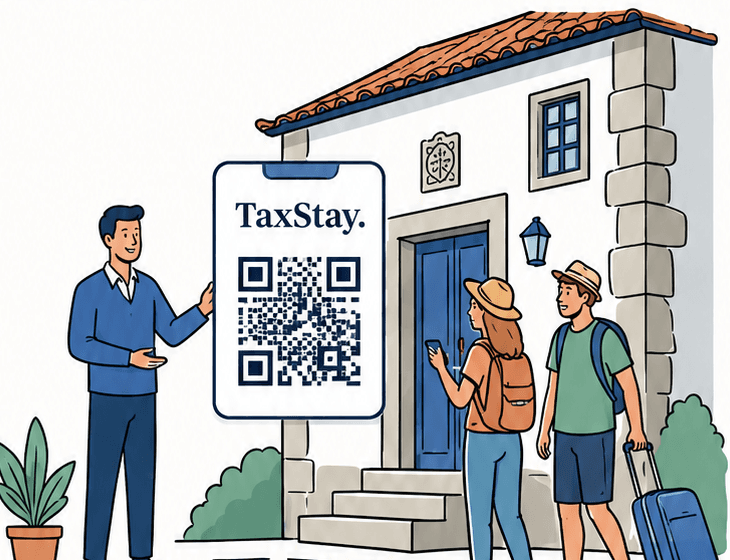 Ilustração: um anfitrião português dá as boas-vindas a dois hóspedes em frente ao seu alojamento local, com um painel de QR code TaxStay ao lado da porta.